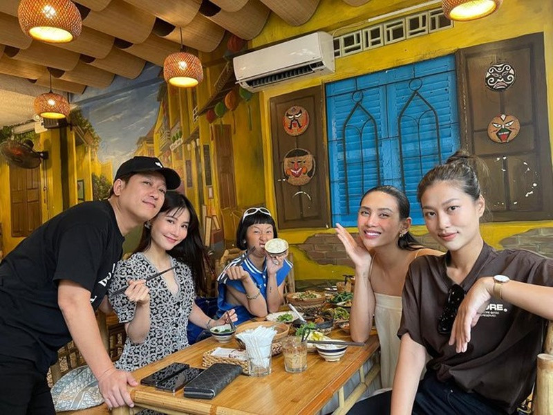 Thiên Ân còn lộ diện khi đi ăn trưa tại quán của vợ chồng Trường Giang. Ảnh: Instagram