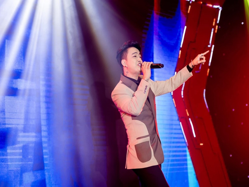 2 năm qua, TiTi vẫn đi hát tại các quán bar, sự kiện. Ảnh: FBNV