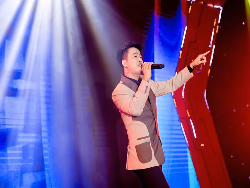 2 năm qua, TiTi vẫn đi hát tại các quán bar, sự kiện. Ảnh: FBNV