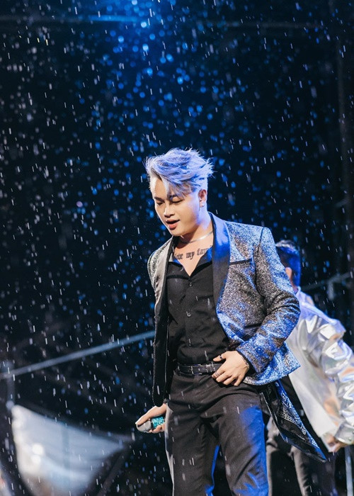 "Không một bầu show nào muốn mời tôi đơn giản vì khán giả chỉ muốn nghe những ca khúc của HKT thôi, còn khi đứng trên sân khấu một cách riêng lẻ, họ cảm thấy thật lạ lẫm", anh chia sẻ. Ảnh: FBNV