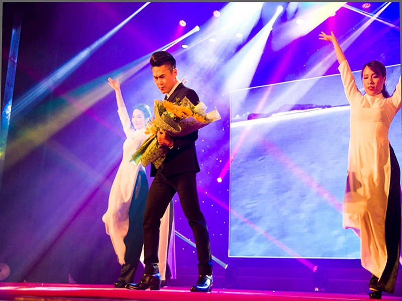 Du Thiên được cho là một trong những giọng ca đắt show tại các hội chợ với dòng nhạc thị trường. Ảnh: FBNV