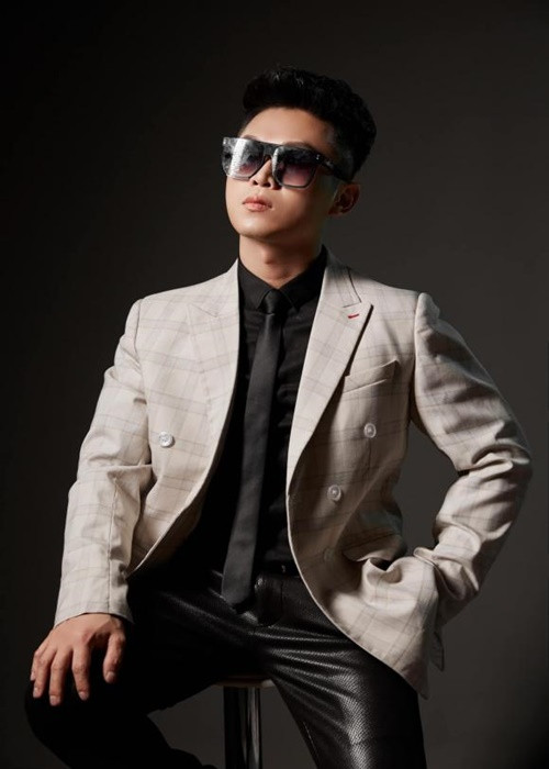 Mới đây, trên trang cá nhân, ca sĩ Du Thiên viết: "Tìm một người để lấy làm vợ: Xinh đẹp, giàu có. Chiều chồng thương con. Giỏi việc nước, đảm việc nhà. Công dung ngôn hạnh. Và đặc biệt là phải còn "zin". Ai có bạn như vậy giới thiệu cho tôi? Xin cám ơn và hậu tạ". Ảnh: Bảo vệ công lý