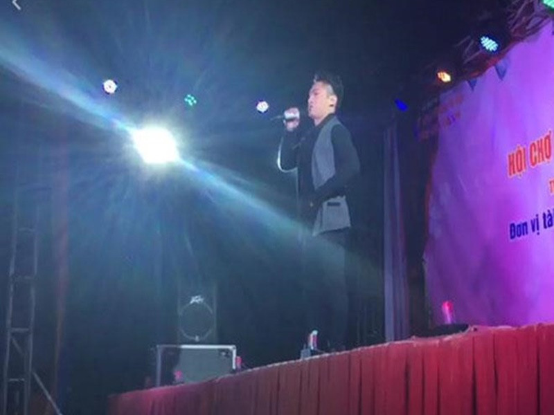 Năm 2017, trong đêm diễn ở Sóc Sơn (Hà Nội), Du Thiên bị một số khán giả quá khích ném đá. Ảnh: Vietnamnet