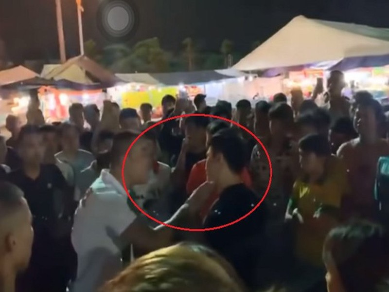 Khi kết thúc phần trình diễn, Du Thiên bị một người đàn ông xông vào đánh. Phía đại diện Du Thiên cho hay, ca sĩ có đánh trả vì tức giận. Sau đó, hai bên giảng hòa, Du Thiên được người đàn ông kia xin lỗi. Ảnh: Đời sống Việt Nam