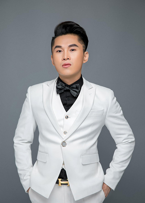 Du Thiên tên thật là Nguyễn Minh Thương, sinh năm 1985 đến từ Hải Dương. Anh tốt nghiệp khoa thanh nhạc Học viện Âm nhạc Quốc gia Hà Nội khóa 2006-2009. Một số bài hát gắn liền với tên tuổi của Du Thiên gồm: "Hãy khóc đi em", "Anh sẽ sống tốt hơn", "Tình anh không đổi thay". Ảnh: FBNV