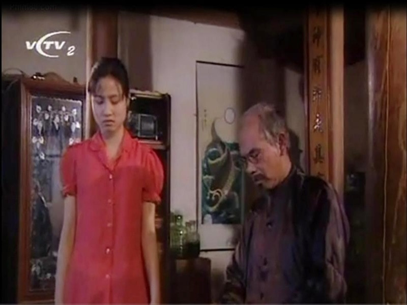 Trong “Đất và người”, Vi Cầm đảm nhận vai Mận - cô con út của ông Hàm. Ngoài “Đất và người”, cô còn tham gia phim “Hoa cỏ may”, “Chuyện phố phường”, “Phóng viên thử việc”, “Nhà có nhiều cửa sổ”, “Hai phía chân trời”. Những năm qua, Vi Cầm không còn hoạt động nghệ thuật. Ảnh: Vietnamnet