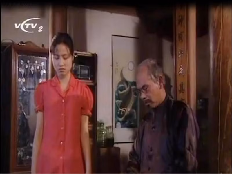 Trong “Đất và người”, Vi Cầm đảm nhận vai Mận - cô con út của ông Hàm. Ngoài “Đất và người”, cô còn tham gia phim “Hoa cỏ may”, “Chuyện phố phường”, “Phóng viên thử việc”, “Nhà có nhiều cửa sổ”, “Hai phía chân trời”. Những năm qua, Vi Cầm không còn hoạt động nghệ thuật. Ảnh: Vietnamnet