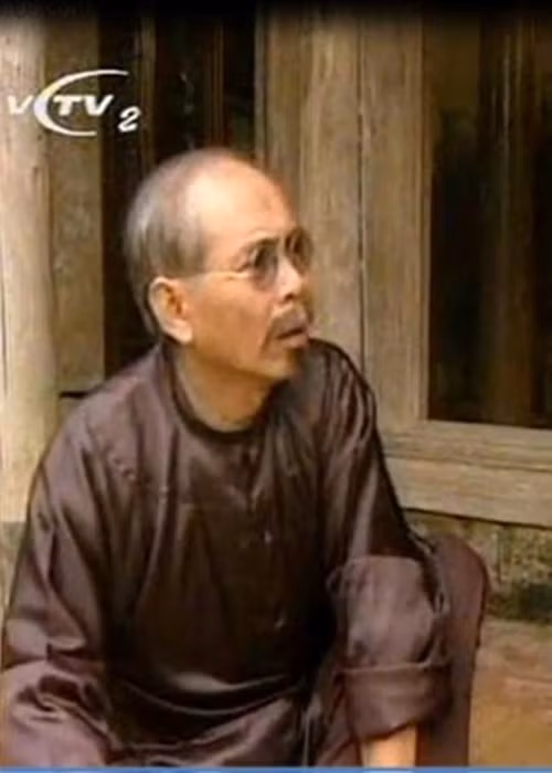 Nghệ sĩ Duy Hậu cũng tham gia bộ phim “Đất và người”. Ông đóng vai Hàm - một người gia trưởng, nhiều thủ đoạn và cũng là trưởng họ Trịnh. Do sức khỏe không tốt, sau “Đất và người”, nghệ sĩ Duy Hậu ít nhận lời tham gia đóng phim. Trong những năm qua, ông hoàn toàn ở ẩn. Ảnh: Zing