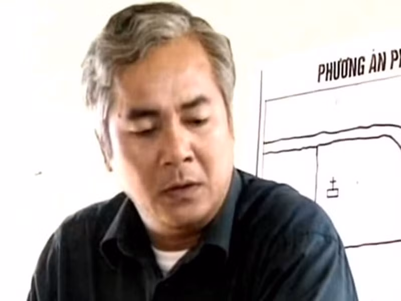 Trong “Đất và người”, nghệ sĩ Duy Thanh vào vai bí thư Đảng ủy xã Trịnh Bá Thủ gia trưởng và đầy mưu mô. Đây được xem là vai diễn để đời của ông. Nghệ sĩ Duy Thanh phát hiện mắc căn bệnh ung thư phổi vào năm 2012. Khi đó, ông vừa ký hợp đồng tham gia phim “Tam giác vàng”. Mang trong mình căn bệnh hiểm nghèo tuy nhiên nam nghệ sĩ vẫn miệt mài đóng phim. Ngày 14/4/2017, nghệ sĩ Duy Thanh qua đời. Ảnh: Zing,