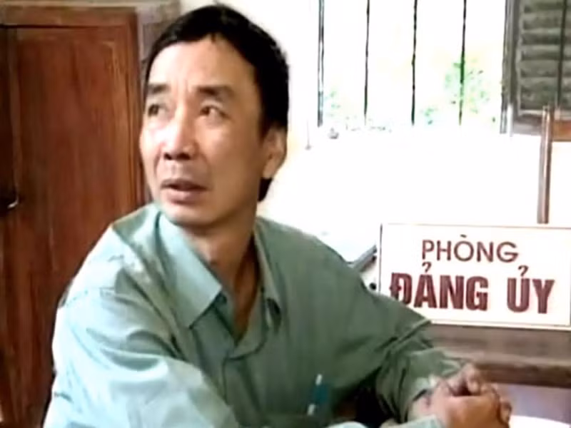 Nghệ sĩ Tuấn Dương đảm nhận vai trưởng công an xã nhút nhát và hiền lành tên Cao trong “Đất và người”. Năm 2013, anh qua đời vì ung thư thực quản. Ảnh: Dân Việt