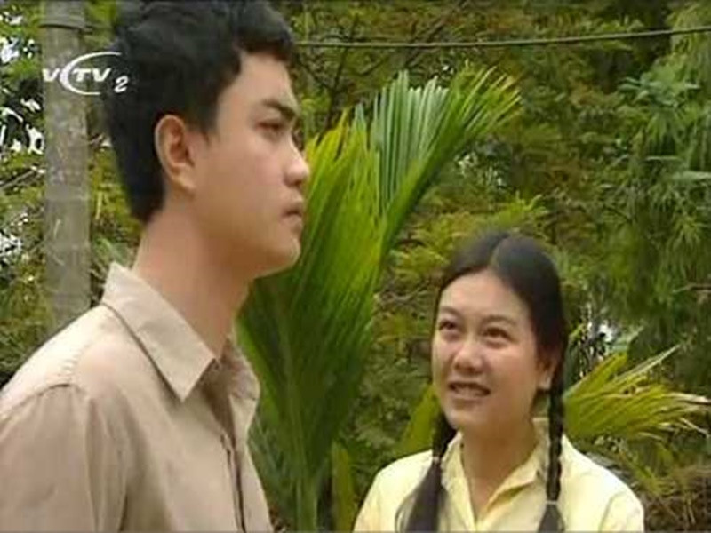 Hồng Minh vào vai Tùng - chàng trai có bản lĩnh và có nhiều hành động thúc đẩy sự phát triển của làng quê trong "Đất và người". Nam diễn viên tham gia một số bộ phim như “Cảnh sát hình sự”, “Bánh đúc có xương” rồi ở ẩn. Ảnh: VTC