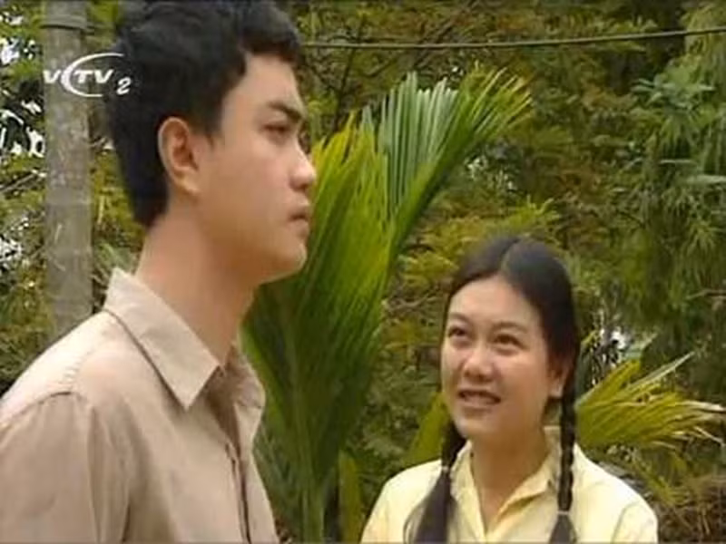 Hồng Minh vào vai Tùng - chàng trai có bản lĩnh và có nhiều hành động thúc đẩy sự phát triển của làng quê trong "Đất và người". Nam diễn viên tham gia một số bộ phim như “Cảnh sát hình sự”, “Bánh đúc có xương” rồi ở ẩn. Ảnh: VTC