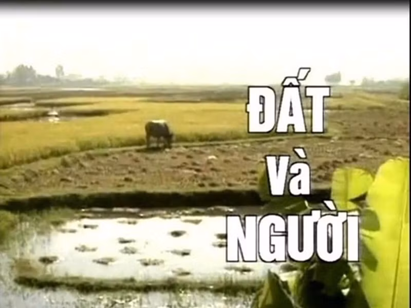 Bộ phim " Đất và người" lên sóng màn ảnh nhỏ năm 2002. Nội dung phim kể về những mâu thuẫn giữa các dòng họ ở một vùng nông thôn thời bao cấp. Ảnh: Đời sống pháp luật