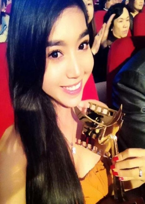 Khi được đặt câu hỏi về việc nếu có tin đồn Elly Trần “mua giải”, hot girl bình thản cười và cho biết, giải thưởng không thay đổi cuộc sống của cô quá nhiều. Ảnh: Zing