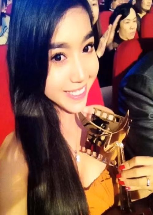 Khi được đặt câu hỏi về việc nếu có tin đồn Elly Trần “mua giải”, hot girl bình thản cười và cho biết, giải thưởng không thay đổi cuộc sống của cô quá nhiều. Ảnh: Zing