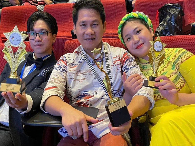 Mới đây, trên fanpage, ca sĩ Trọng Tấn cho hay, hai con của anh vừa đoạt giải thưởng tại Liên hoan nghệ thuật châu Á Thái Bình Dương - Asia Pacific Arts Festival - APAF 2022 Malaysia.