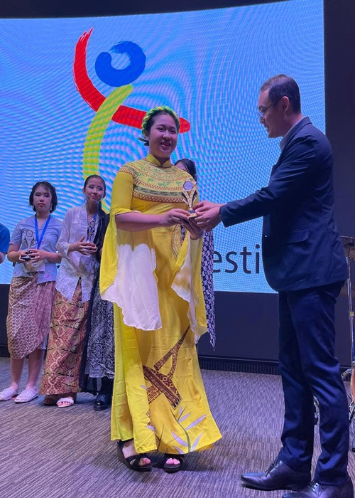 Thảo Nguyên - con gái Trọng Tấn đoạt 2 giải vàng: độc tấu và hòa tấu đàn tranh.