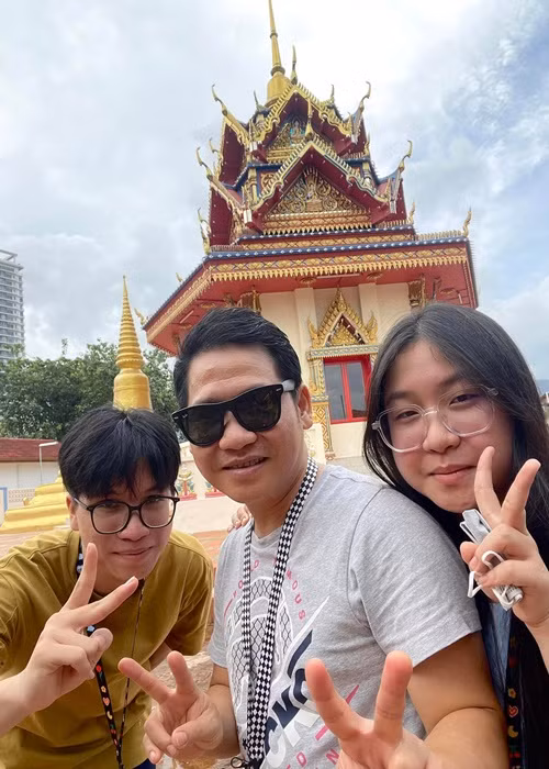 Trọng Tấn đưa hai con đi thi đấu ở Malaysia.