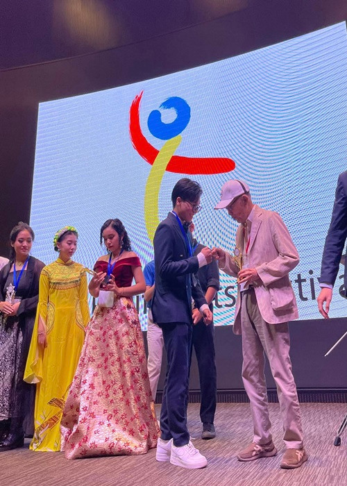 Tấn Đạt - con trai Trọng Tấn giành giải vàng đơn ca nam.