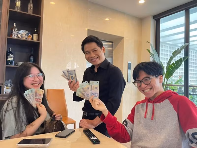 Nam ca sĩ vui mừng, xúc động khi lần lượt các con được xướng tên đoạt giải.