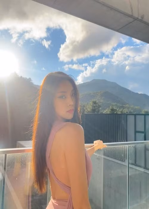 Mina Sue Choi khoe vẻ gợi cảm ở đời thường. Ảnh: Instagram