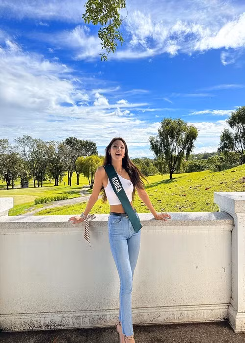 Hoa hậu Mina Sue Choi còn đoạt huy chương đồng phần thi trình diễn trang phục ở resort. Ảnh: Instagram