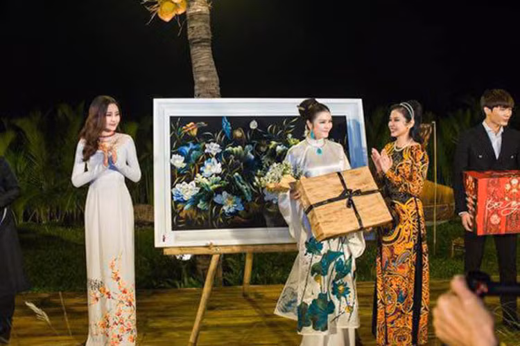 Tháng 12/2017, Ngân Anh bị đồn đấu giá 700 triệu chiếc áo dài từ thiện rồi không lấy. Trước nghi vấn lật kèo, Ngân Anh khẳng định clip đấu giá được cắt cúp xuyên tạc sự thật. Ngân Anh phân trần khi được MC hỏi chiếc áo dài sẽ được đấu giá cao bao nhiêu, cô mong áo bán được với giá là 700 triệu đồng. Dù được minh oan vụ đấu giá áo dài nhưng cô vẫn không tránh khỏi bị tai tiếng.