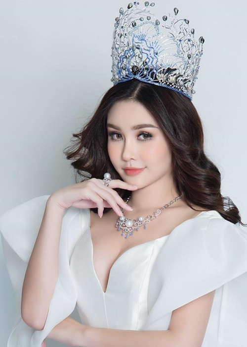 Cách đây 5 năm, khi trở thành Hoa hậu Đại dương, Lê Âu Ngân Anh bị ném đá bởi nhiều dân mạng cho rằng nhan sắc của cô không xứng làm hoa hậu, chưa kể người đẹp từng dao kéo.