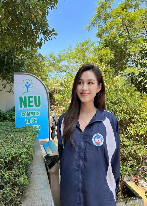 “Số lượng các môn thi trong một kỳ tăng gấp 2-3 lần so với những sinh viên khác khiến đôi lúc tôi thấy bất lực khi phải cân bằng giữa việc học và đi làm. Tuy nhiên, tôi luôn đặt việc học lên hàng đầu nên hạn chế xuất hiện để hoàn thành các môn học, kỳ thi. Không có chuyện tôi bị công ty quản lý ghẻ lạnh”, người đẹp gốc Thanh Hóa chia sẻ. Ảnh: FBNV