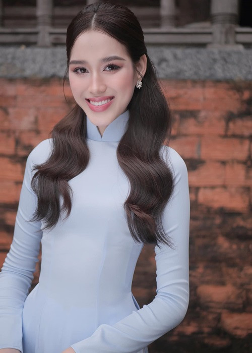 Vài tháng qua, để học, thi bù cho những môn bị hoãn trước đó, Đỗ Thị Hà tạm gác một số hoạt động ở làng giải trí. Vì ít xuất hiện tại ở các sự kiện, người đẹp vướng tin đồn bị công ty quản lý ghẻ lạnh. Trước những đồn đoán, Đỗ Thị Hà lên tiếng. Ảnh: FBNV