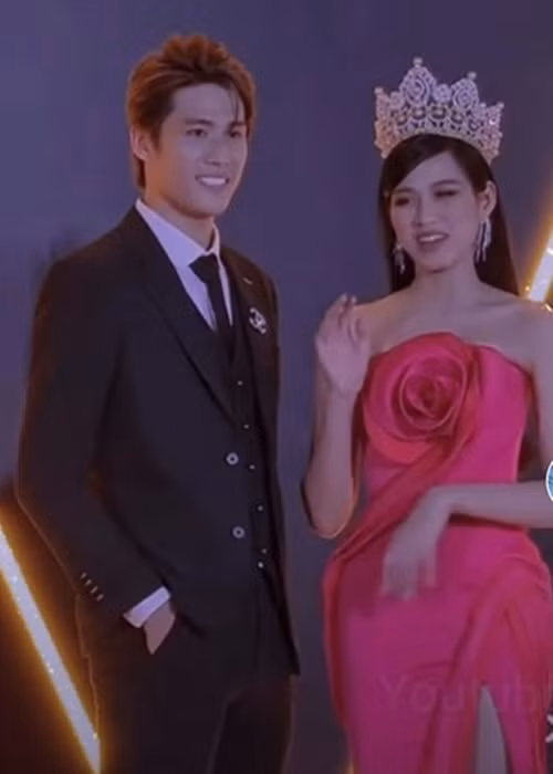 Trong 2 năm đương nhiệm, Đỗ Thị Hà vướng một số ồn ào. Năm 2021, cô từ chối nam đồng nghiệp định ôm eo khi chụp ảnh trên thảm đỏ lễ trao giải. Đỗ Thị Hà cũng phản ứng tương tự khi Hứa Vĩ Văn có hành động như muốn ôm eo chụp ảnh tại buổi ra mắt phim điện ảnh. Ảnh: Yan