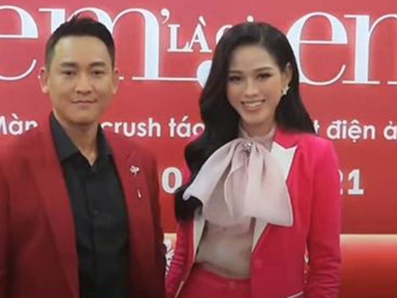 Việc Đỗ Thị Hà 2 lần từ chối nam đồng nghiệp định ôm eo gây ra những ý kiến trái chiều. Giữa ồn ào, cô chia sẻ trên Yan: "Thật ra hành động của Hà không có ý chảnh. Với Hà những người lạ mới gặp chưa thân thiết thì sẽ có phần ngại khi người ta đề nghị ôm eo chụp ảnh Hà sẽ lịch sự từ chối, còn với người quen biết, chơi thân rồi thì Hà sẽ thoải mái trong việc đấy hơn. Hà nghĩ bất kỳ cô gái nào cũng sẽ ái ngại khi người lạ khác giới gần gũi với cự ly gần". Ảnh: Saigon daily