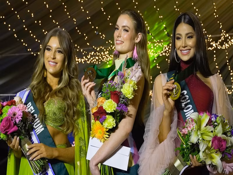 Đại diện Colombia - Andrea Aguilera (ngoài cùng bên phải) năm nay 25 tuổi. Cô đăng quang Hoa hậu Thế giới Colombia năm 2021. Ảnh: Miss Earth