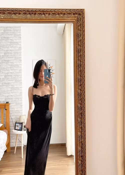 Người đẹp sinh năm 1996 đang theo đuổi công việc dẫn chương trình.