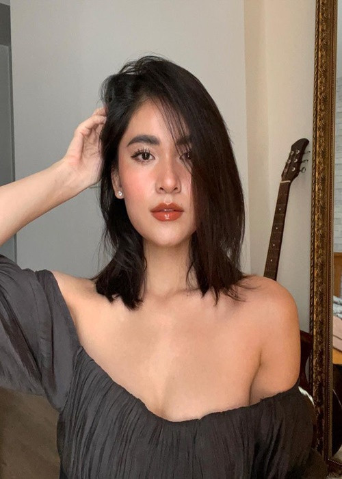 Khi rảnh rỗi, Á hậu 2 Hoa hậu Việt Nam 2016 thường vẽ tranh và đọc sách.