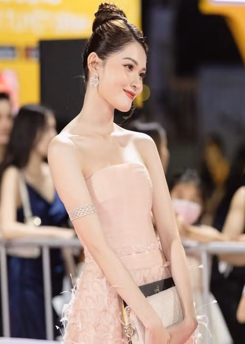 Thùy Dung chuộng mặc trang phục khoe vai trần.