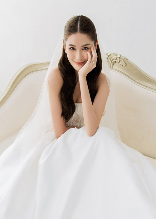 Thùy Dung chia sẻ, sau 14 năm kinh nghiệm làm phù dâu, cô sắp trở thành cô dâu.