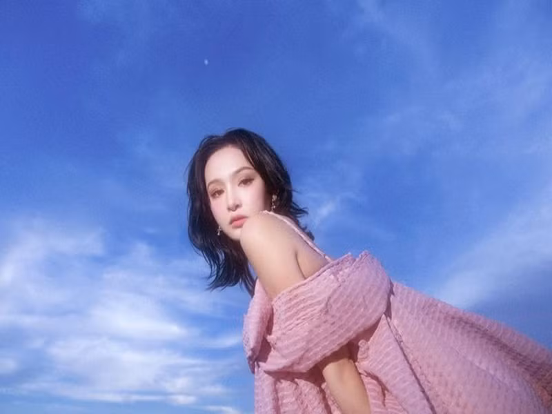 Váy áo rộng thùng thình khiến nữ ca sĩ vướng nghi vấn mang bầu. Ảnh: Instagram