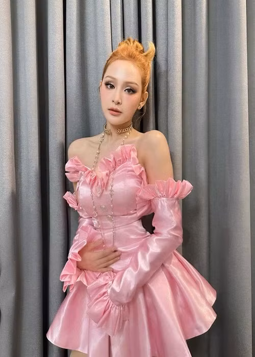 Giữa tháng 11, Hiền Hồ gây chú ý khi tạo dáng "ôm bụng" ở hậu trường một show diễn. Ảnh: Vietnamnet