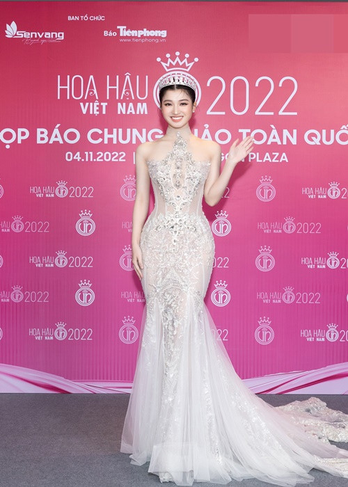 Á hậu Phương Nhi khoe vẻ đẹp chuẩn “em gái quốc dân" trên thảm đỏ.