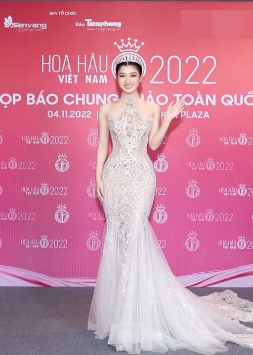 Á hậu Phương Nhi khoe vẻ đẹp chuẩn “em gái quốc dân" trên thảm đỏ.