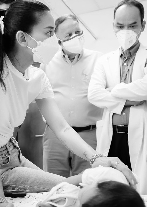 Ngô Thanh Vân cùng chồng trẻ ăn mặc giản dị khi đi làm từ thiện.