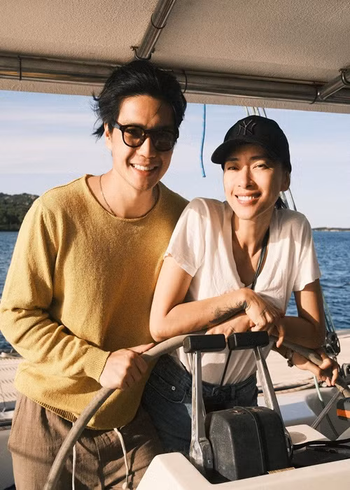 Đôi vợ chồng son khiến nhiều người phát ghen vì tình cảm ngày càng mặn nồng.