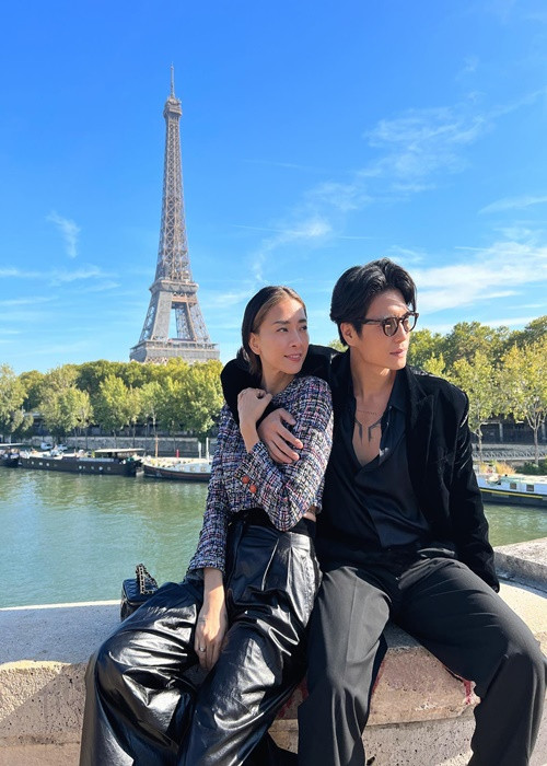 Cặp đôi tình tứ ở Paris, Pháp.