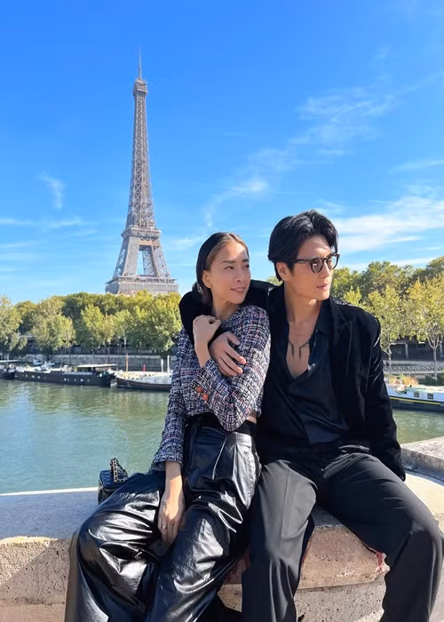 Cặp đôi tình tứ ở Paris, Pháp.