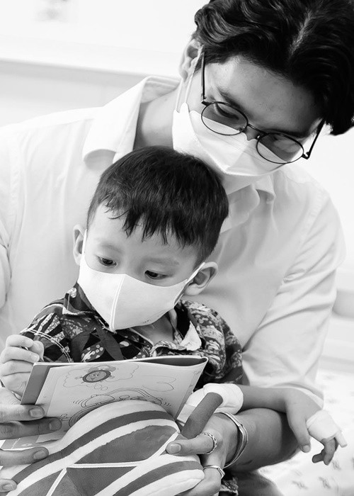 Huy Trần ân cần chơi cùng các em nhỏ trong chuyến đi.