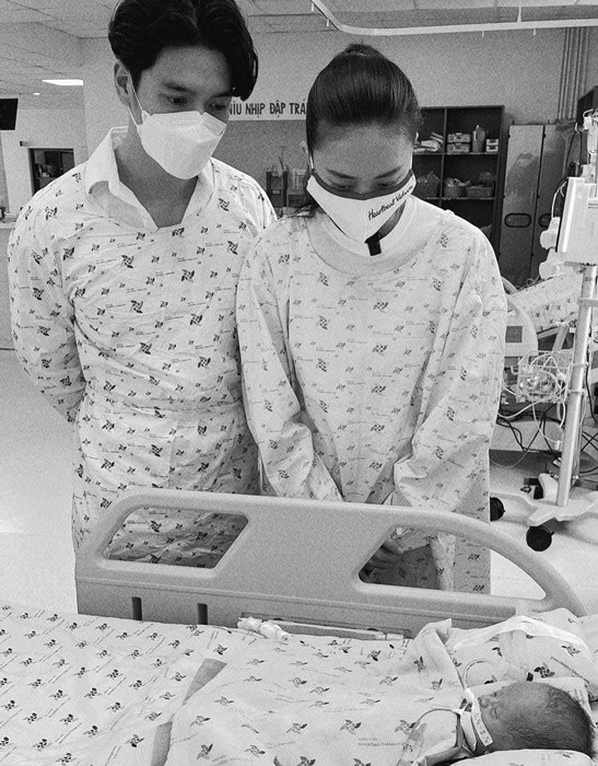 Hồi tháng 5/2022, sau đám cưới, cả hai chưa vội đi hưởng tuần trăng mật để tham gia hoạt động từ thiện.