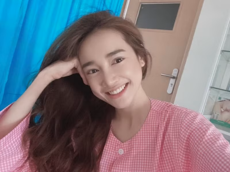 Bà xã Trường Giang vô cùng rạng rỡ khi để mặt mộc. Ảnh: FBNV