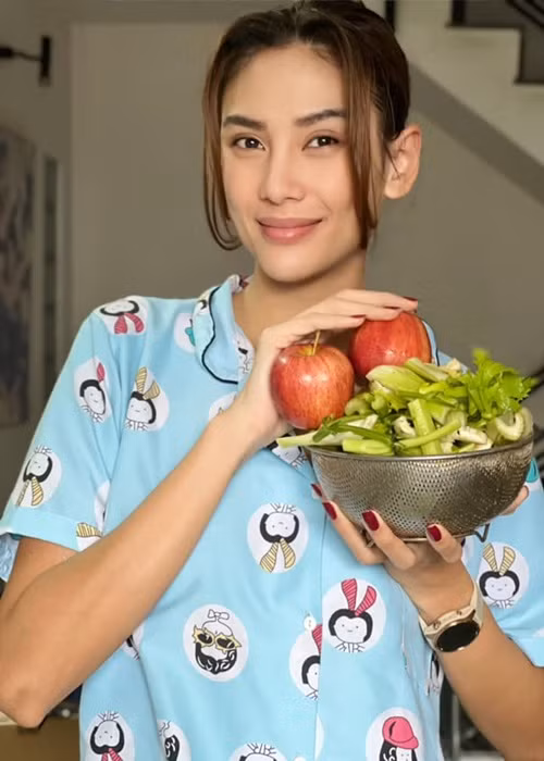 Khi không trang điểm, làn da của siêu mẫu vẫn tươi trẻ, mịn màng. Ảnh: FBNV