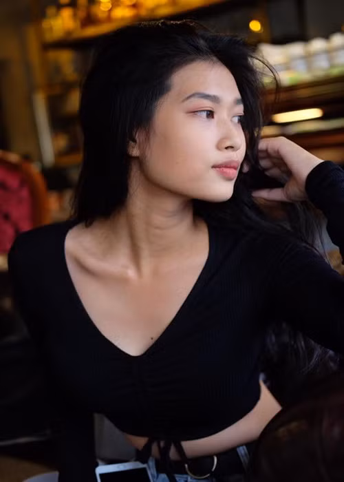 Khi Đoàn Thiên Ân không trang điểm, khó tìm thấy khuyết điểm về làn da của nàng hậu. Ngoài ra, chỉ cần trang điểm nhẹ, cô cũng đủ thu hút. Ảnh: FBNV